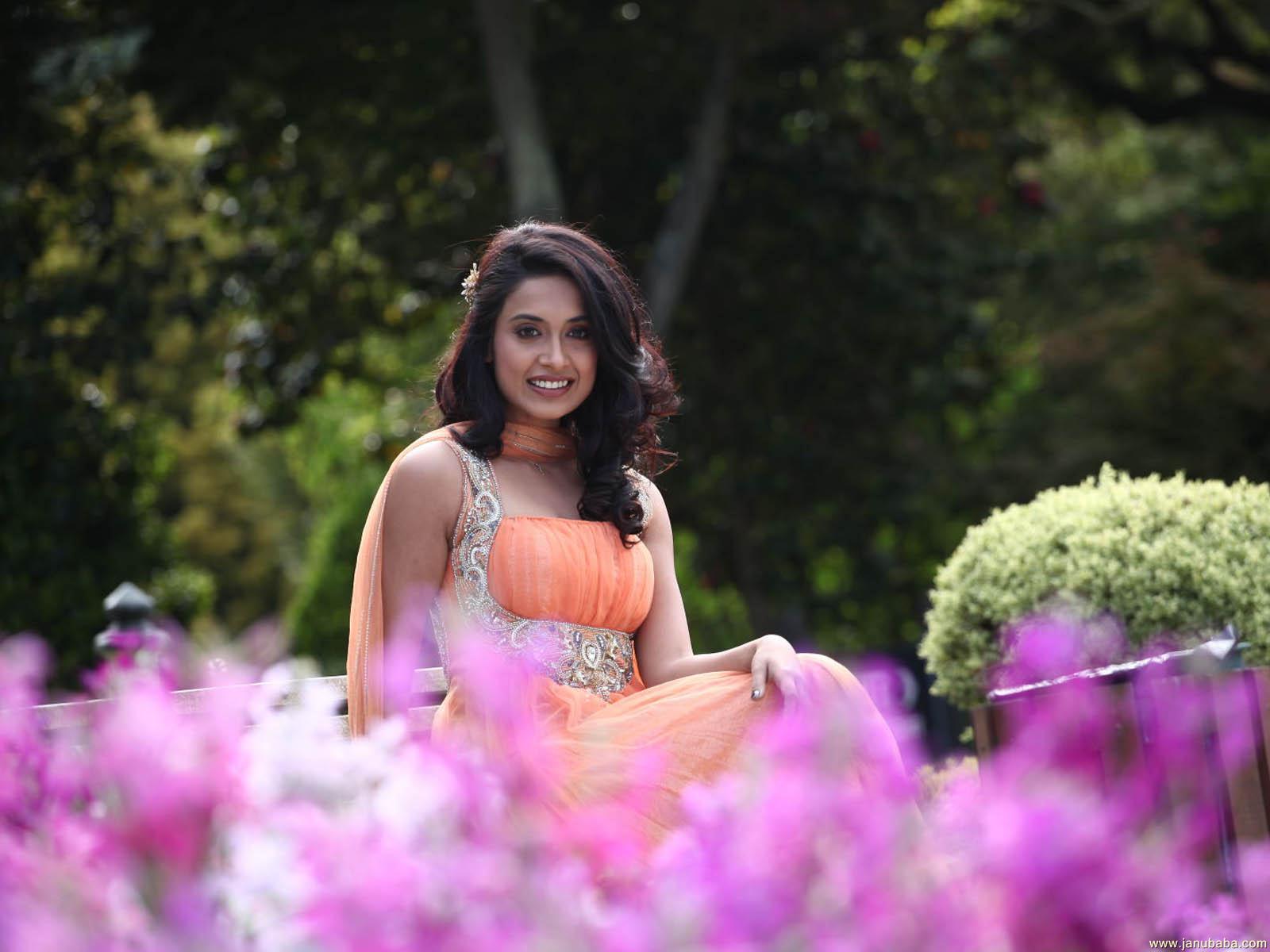 Sarah Jane Dias         by coolman