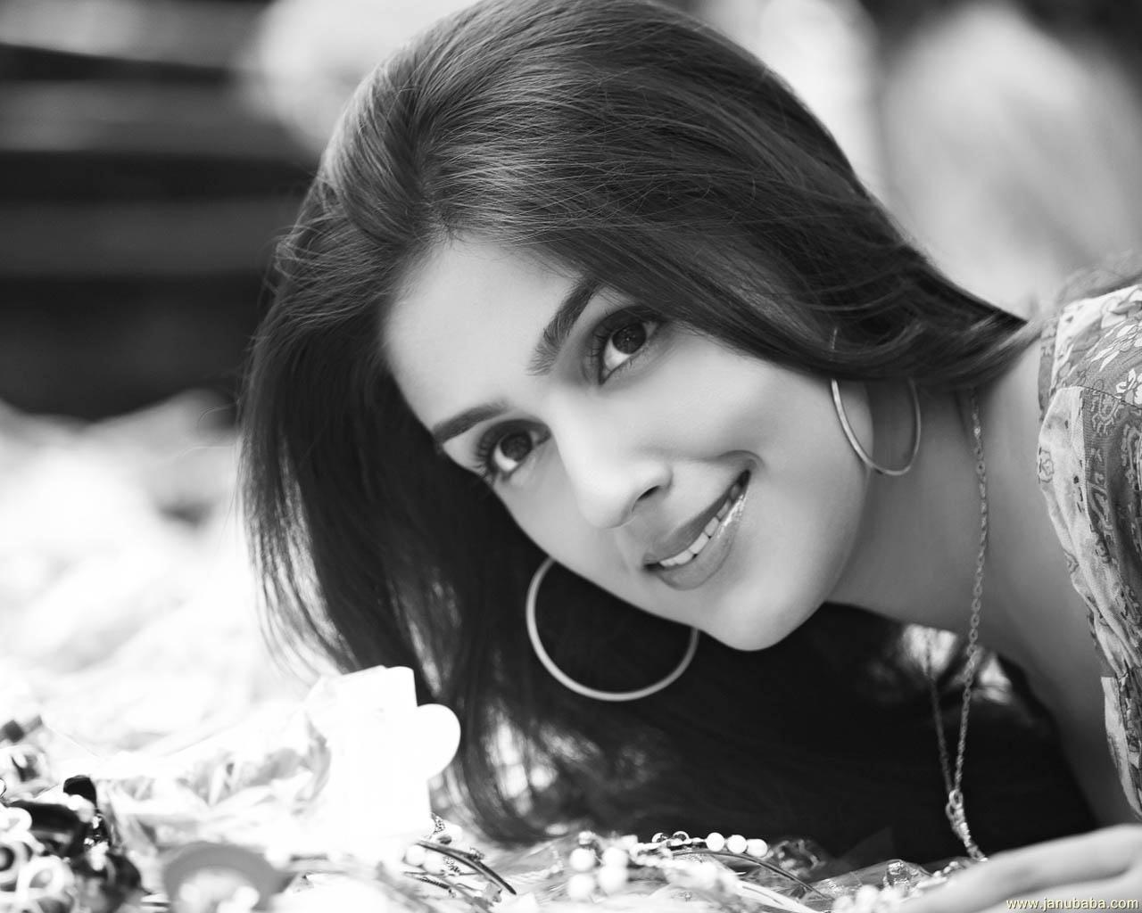 Aarti Chhabria              by coolman