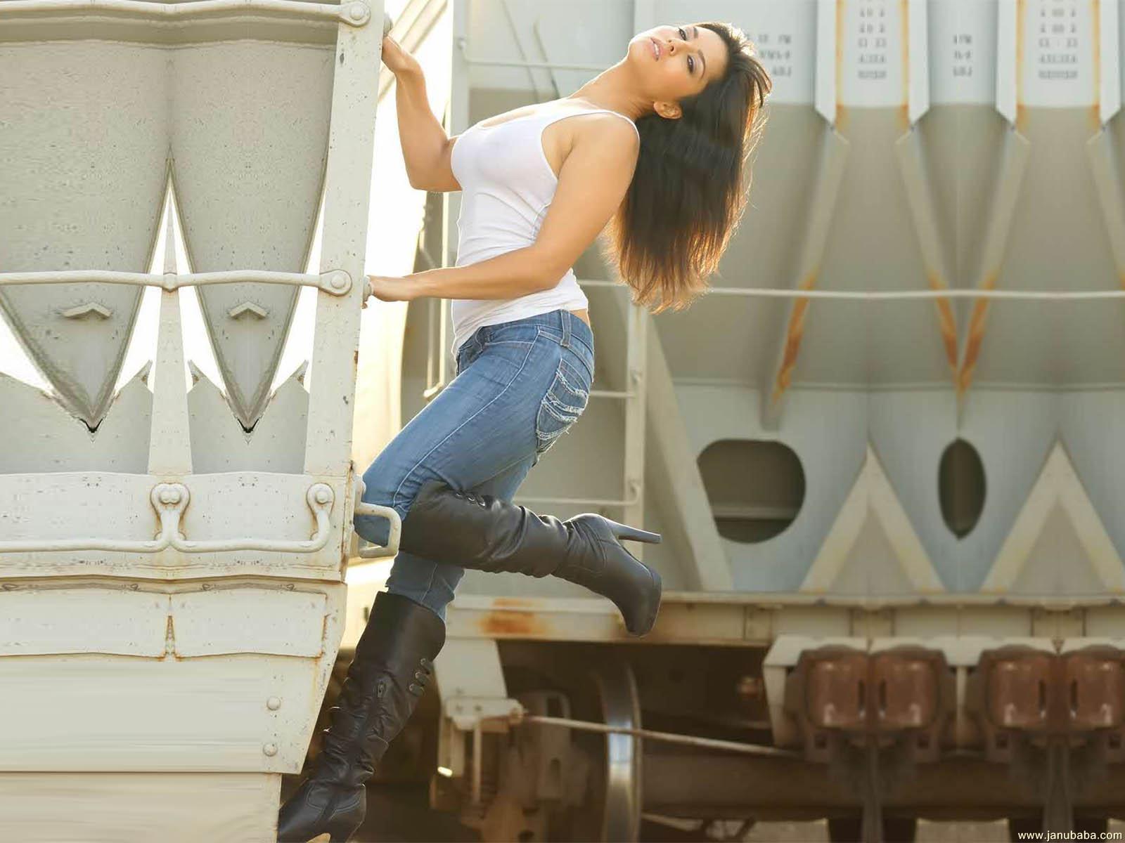 Sunny Leone                     by coolman