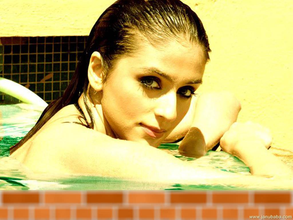 Aarti Chhabria              by coolman